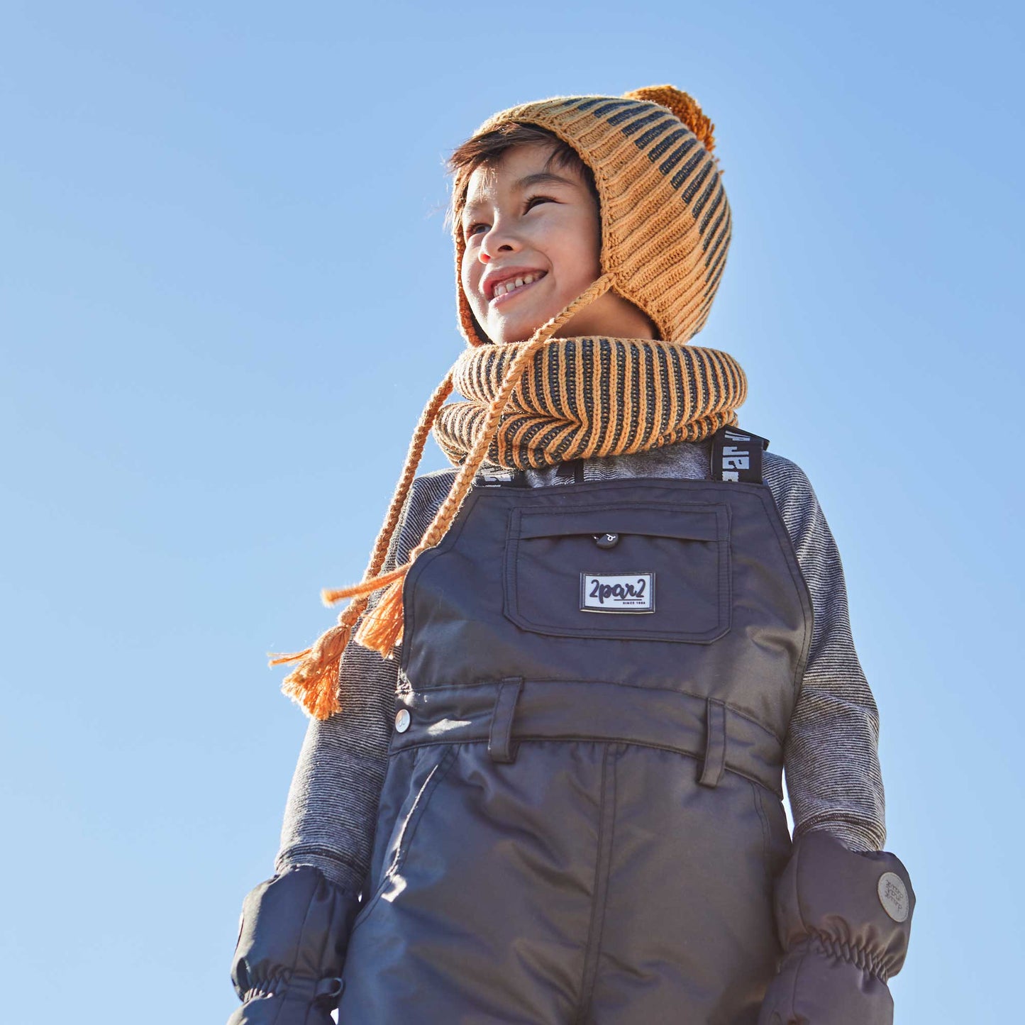 With logo straps and a front logo patch, our Overall Snow Pants Black boast signature winter style. These snow overalls are weather-resistant and insulated for warmth.  They feature an adjustable waist and an adjustable length to grow as your child grows. Reinforced Cordura knee, seat, and hem panels offer long-wearing durability.