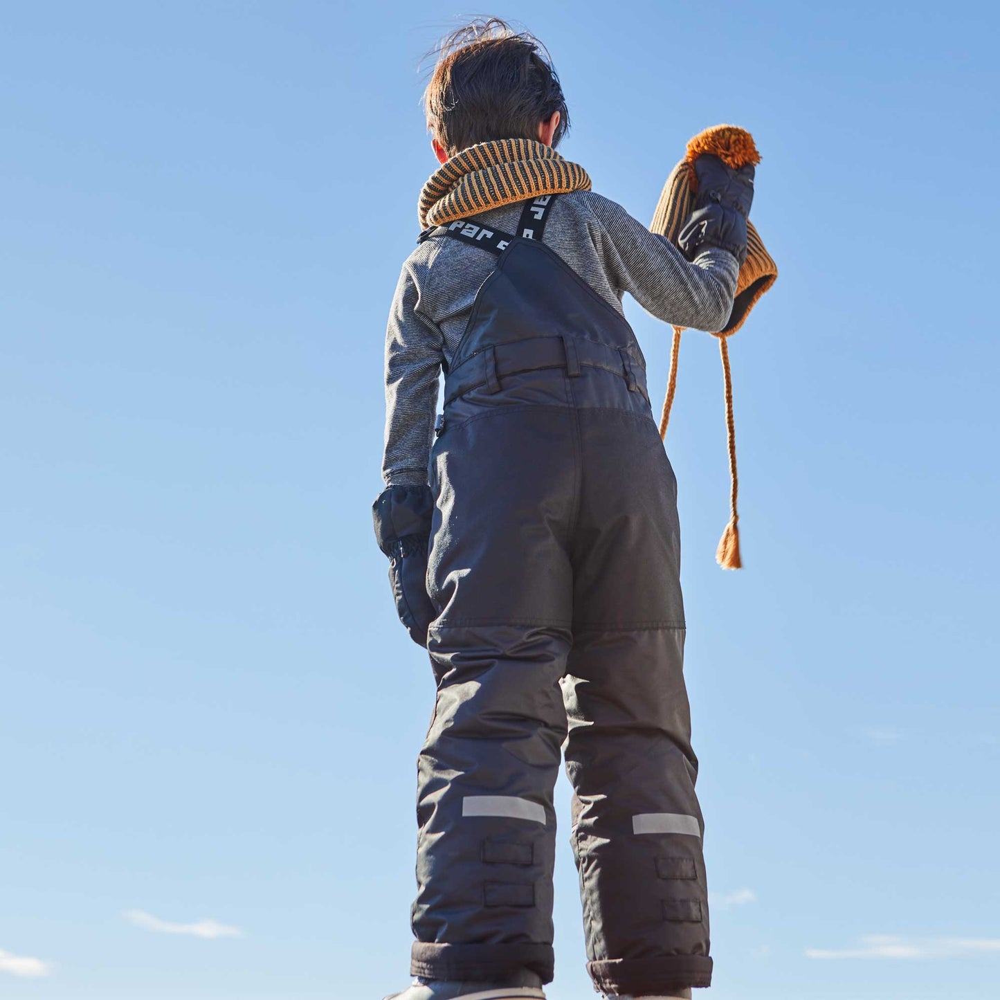 With logo straps and a front logo patch, our Overall Snow Pants Black boast signature winter style. These snow overalls are weather-resistant and insulated for warmth.  They feature an adjustable waist and an adjustable length to grow as your child grows. Reinforced Cordura knee, seat, and hem panels offer long-wearing durability.