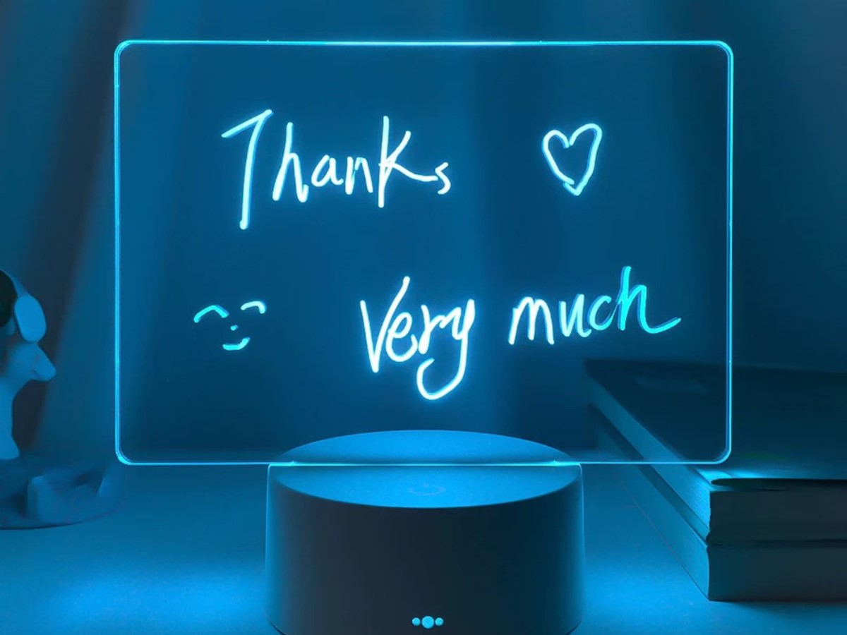 With its unique acrylic dry erase board and led lighting, The Note Lamp is perfect for short notes. Use it in the kitchen or bedroom for reminders or greetings for loved ones. 